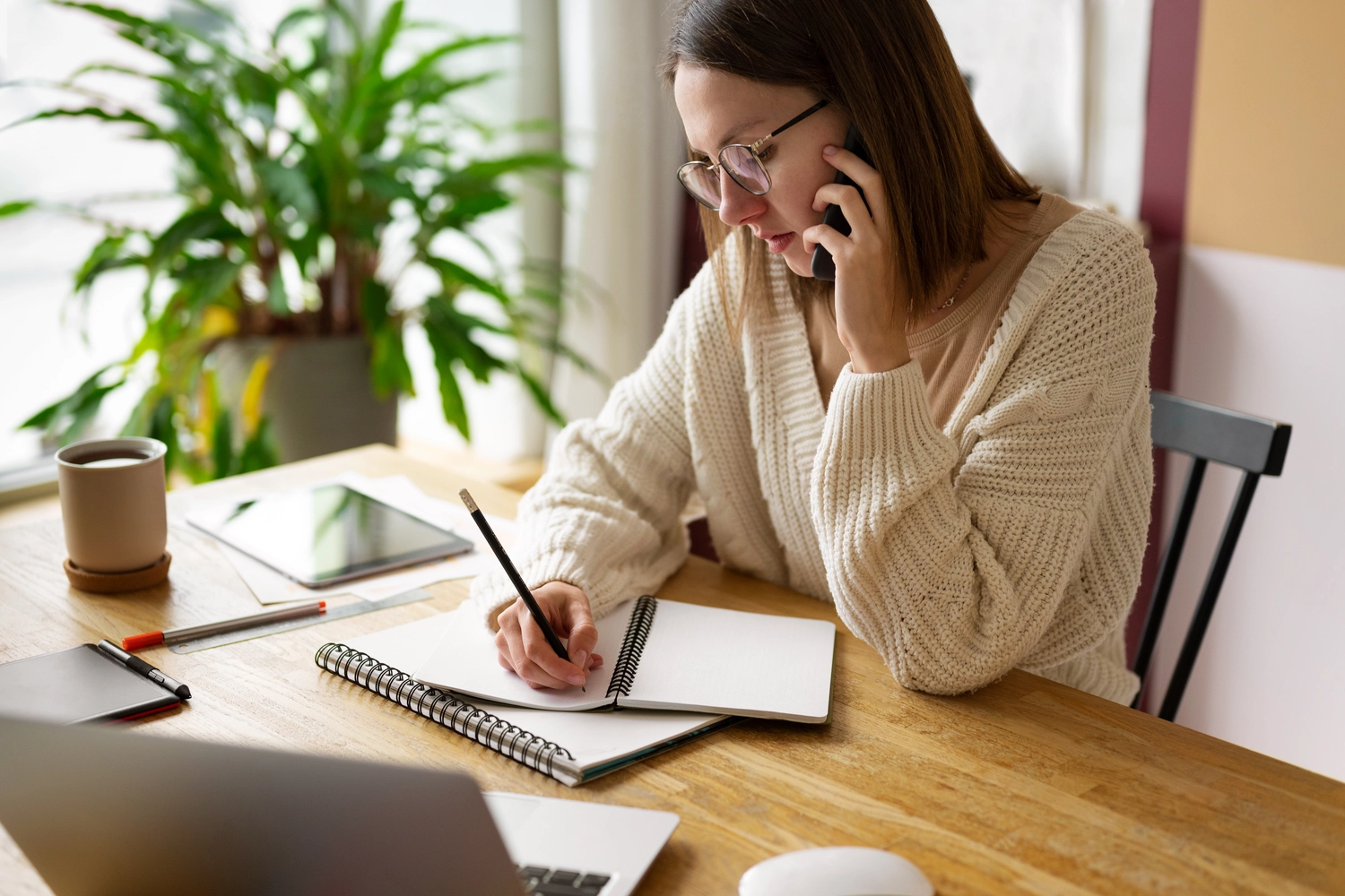 Aktiv-Pflege – Ambulanter Pflegedienst – eine Therapie- oder Beurteilungssitzung zur psychischen Gesundheit, bei der ein Arzt ein Beurteilungsformular mit einem Patienten verwendet. Das Formular scheint ein Hilfsmittel zur Bewertung der psychischen Symptome und Ziele einer Person zu sein.