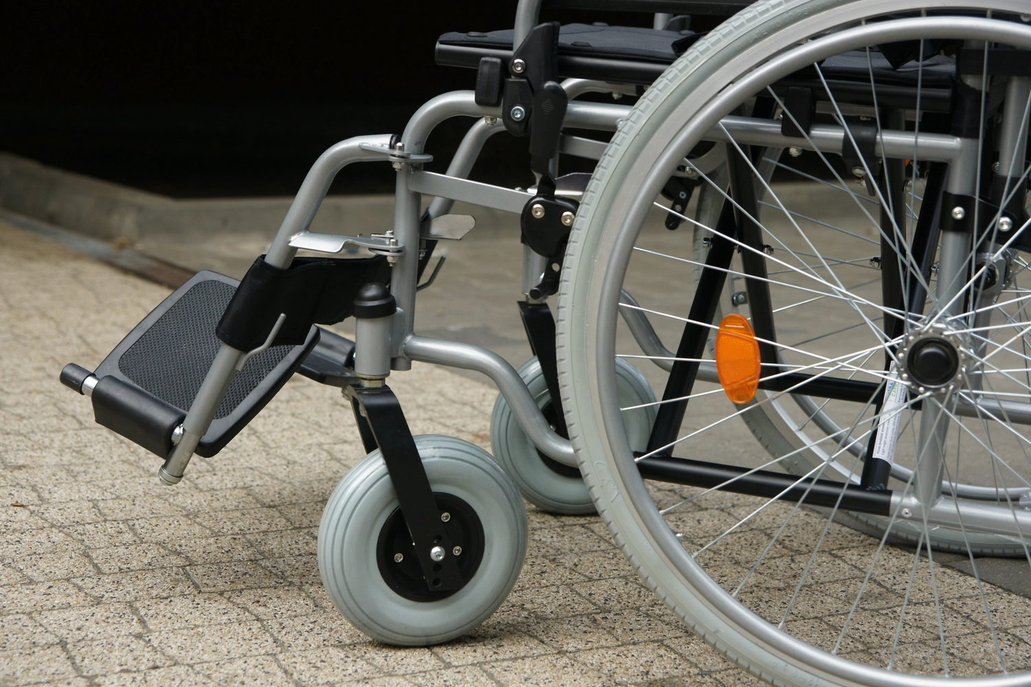 Aktiv-Pflege – Ambulanter Pflegedienst – eine Nahaufnahme eines Gesundheitspersonals, möglicherweise eines Rettungsschwimmers oder eines anderen Notfallpersonals, das eine medizinische Injektion vorbereitet.