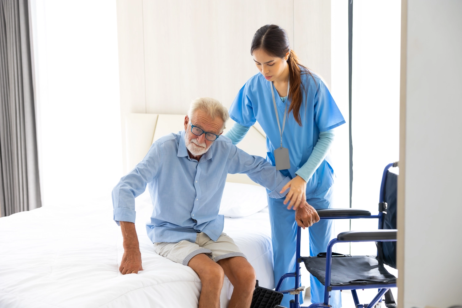 Aktiv-Pflege – Ambulanter Pflegedienst – eine Therapie- oder Beurteilungssitzung zur psychischen Gesundheit, bei der ein Arzt ein Beurteilungsformular mit einem Patienten verwendet. Das Formular scheint ein Hilfsmittel zur Bewertung der psychischen Symptome und Ziele einer Person zu sein.