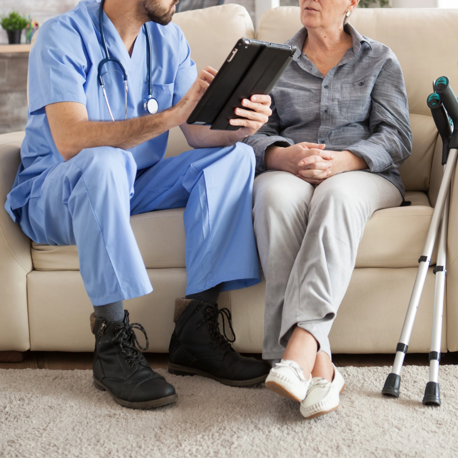 Aktiv-Pflege – Ambulanter Pflegedienst – eine Therapie- oder Beurteilungssitzung zur psychischen Gesundheit, bei der ein Arzt ein Beurteilungsformular mit einem Patienten verwendet. Das Formular scheint ein Hilfsmittel zur Bewertung der psychischen Symptome und Ziele einer Person zu sein.