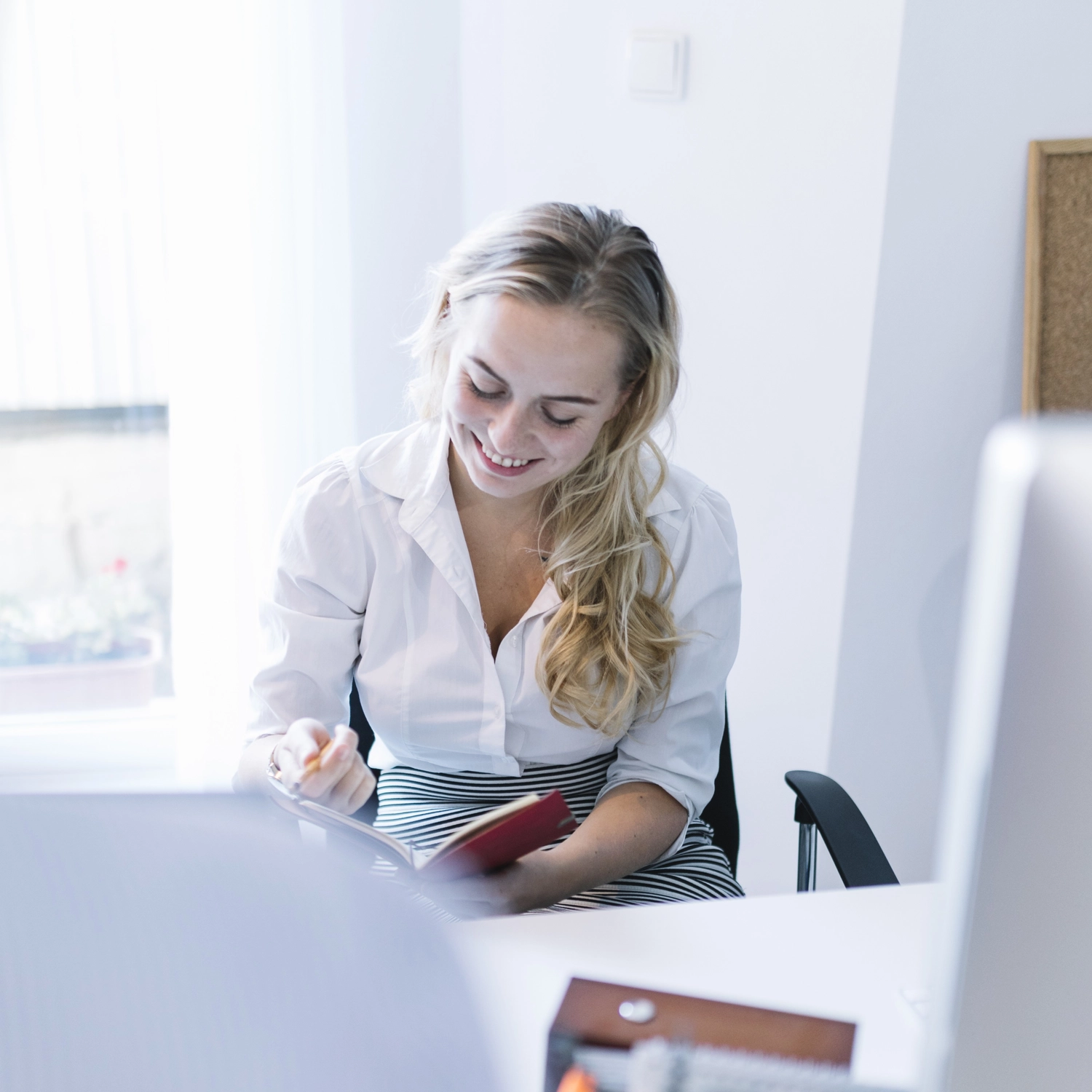 Aktiv-Pflege – Ambulanter Pflegedienst – ein medizinisches Fachpersonal, das Handschuhe trägt und einen Fingerabdrucktest an der Hand eines Patienten durchführt.
