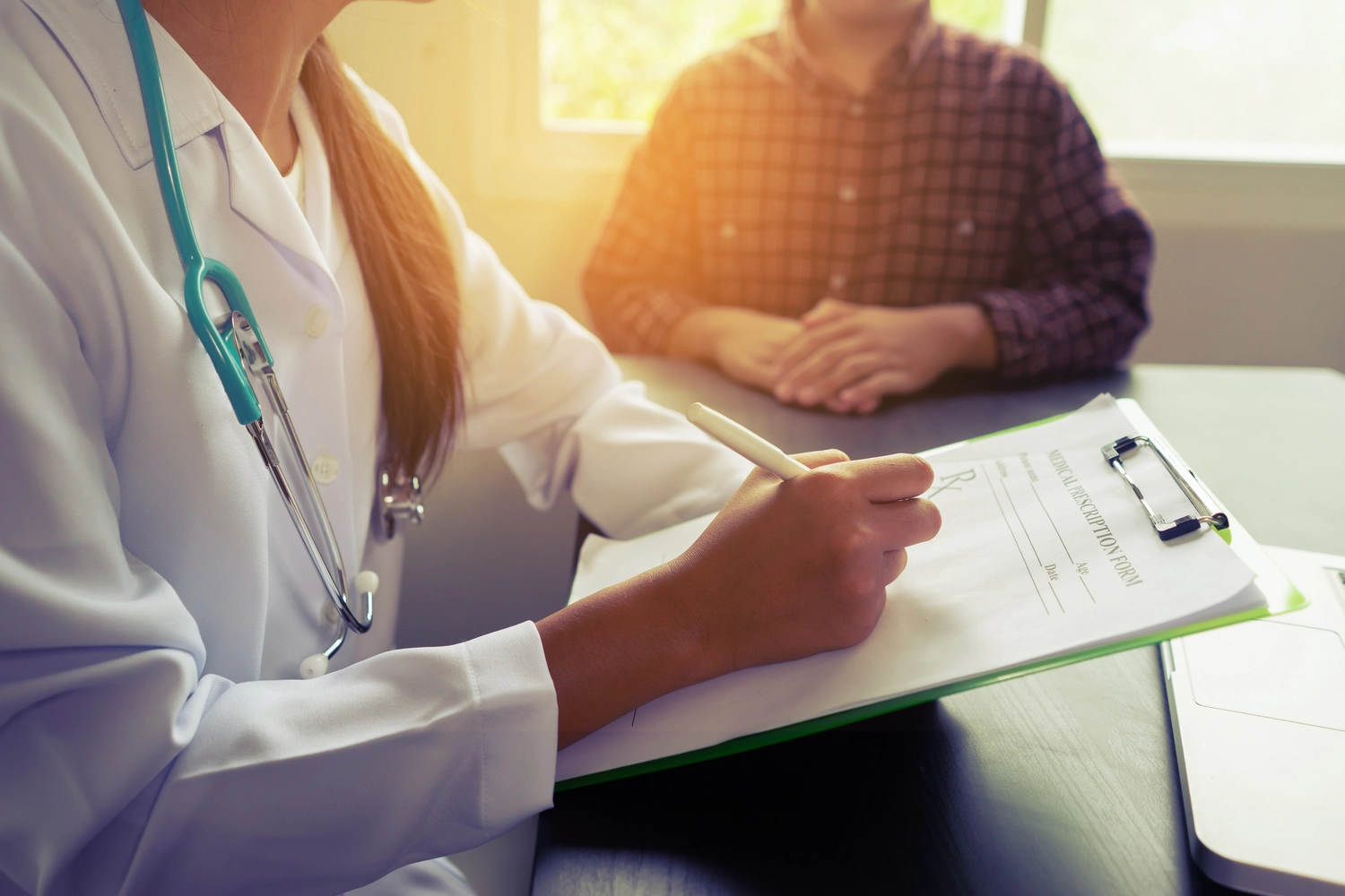 Aktiv-Pflege - Ambulanter Pflegedienst - alte Frau macht Yoga